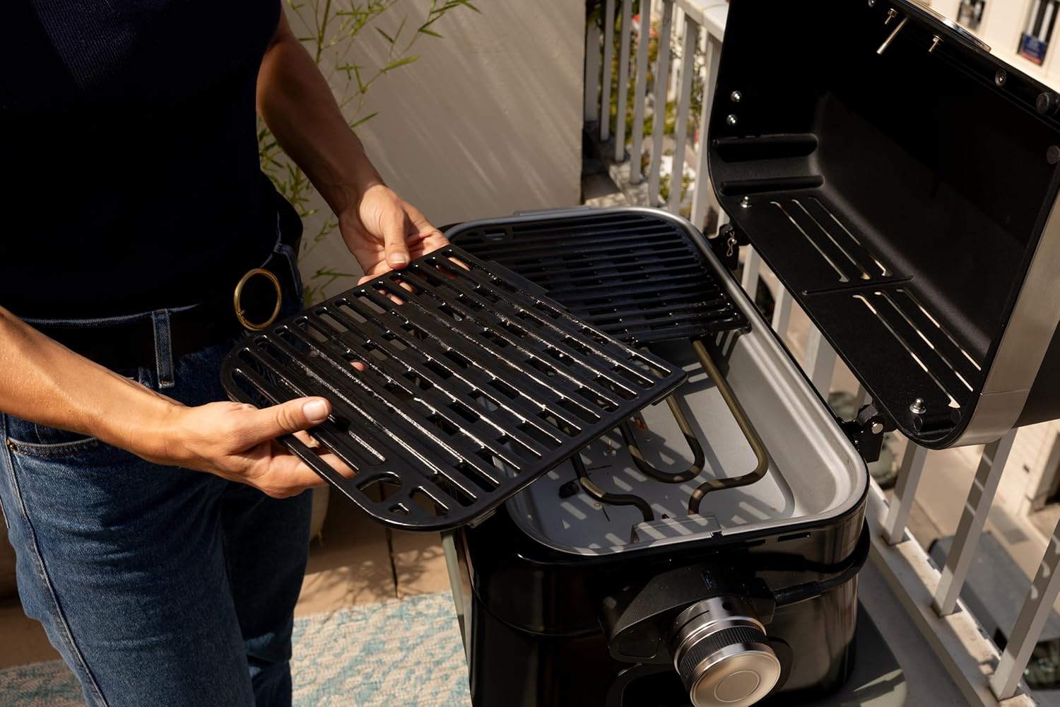 Campingaz Grill Attitude2go, Gasgrill & Elektrogrill, Tischgrill, tragbarer Balkon-, Camping-Grill, mit Deckel, Thermometer und Gusseisen-Grillrost, Betrieb mit Gas oder Elektro