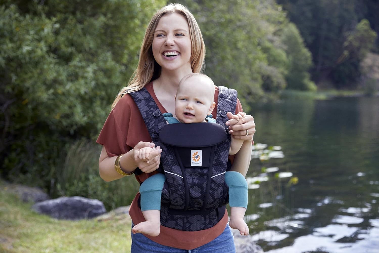 Ergobaby Omni Breeze Babytrage für Neugeborene ab Geburt bis 20kg, 4 Positionen SoftFlex Mesh Ergonomische Babybauchtrage Rückentrage Baby-Tragetasche, Natural Beige