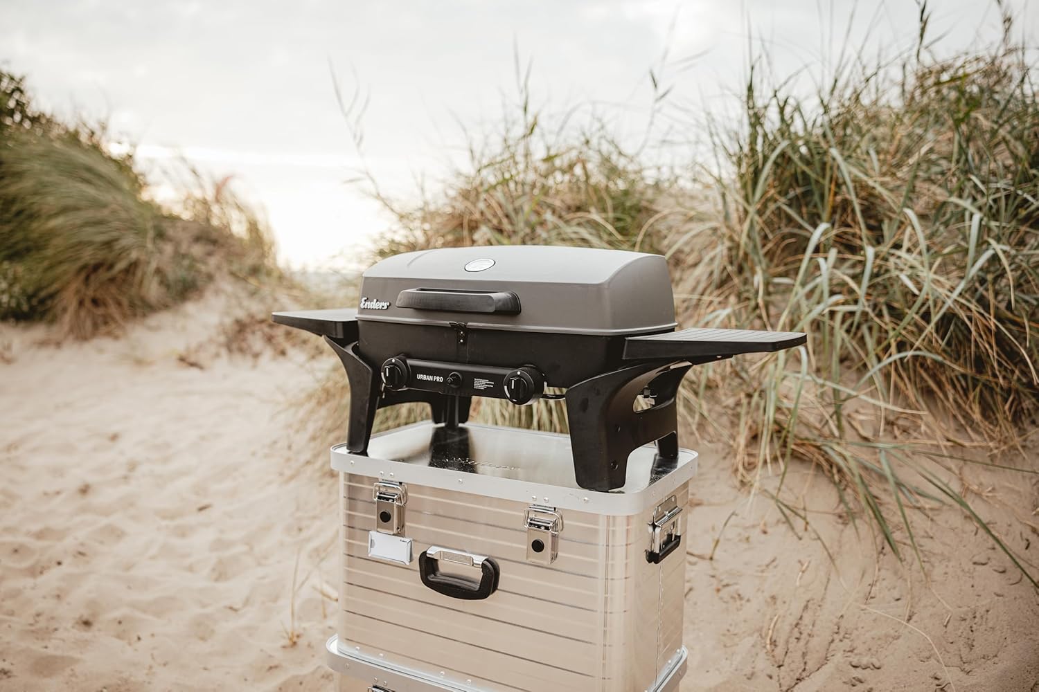 EndersGasgrill Urban II Pro, Tischgrill, Grillen-, Kochen- und Backen Funktion, 2 Brenner Edelstahl, mit Grill-Thermometer, Balkon-, Camping-Grill, Aluguss-Gehäuse, Gusseisen-Rost, #2062