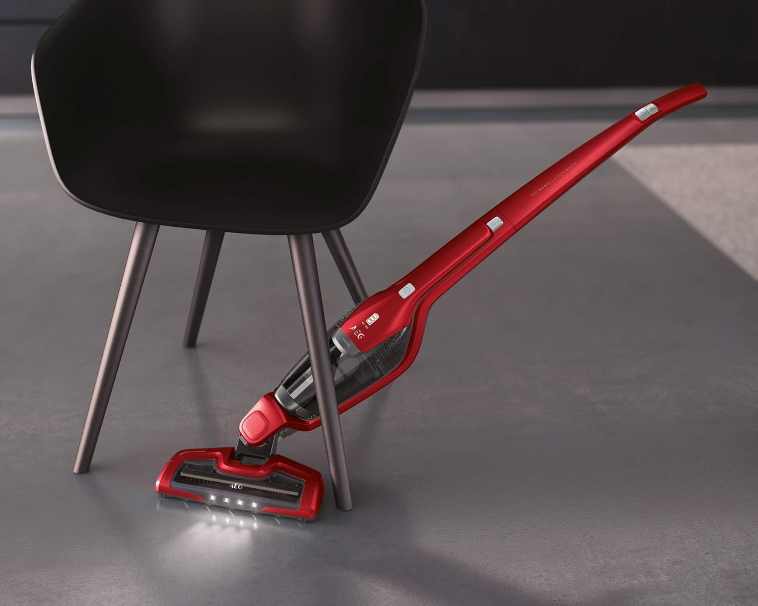 AEG Ergorapido CX7-2-45AN 2in1 Akku-Staubsauger / beutellos / Tierhaardüse / bis zu 45 Min. Laufzeit / freistehend / 180° Drehgelenk / Bürstenreinigungsfunktion / LED-Licht / rot / Exklusiv bei Amazon