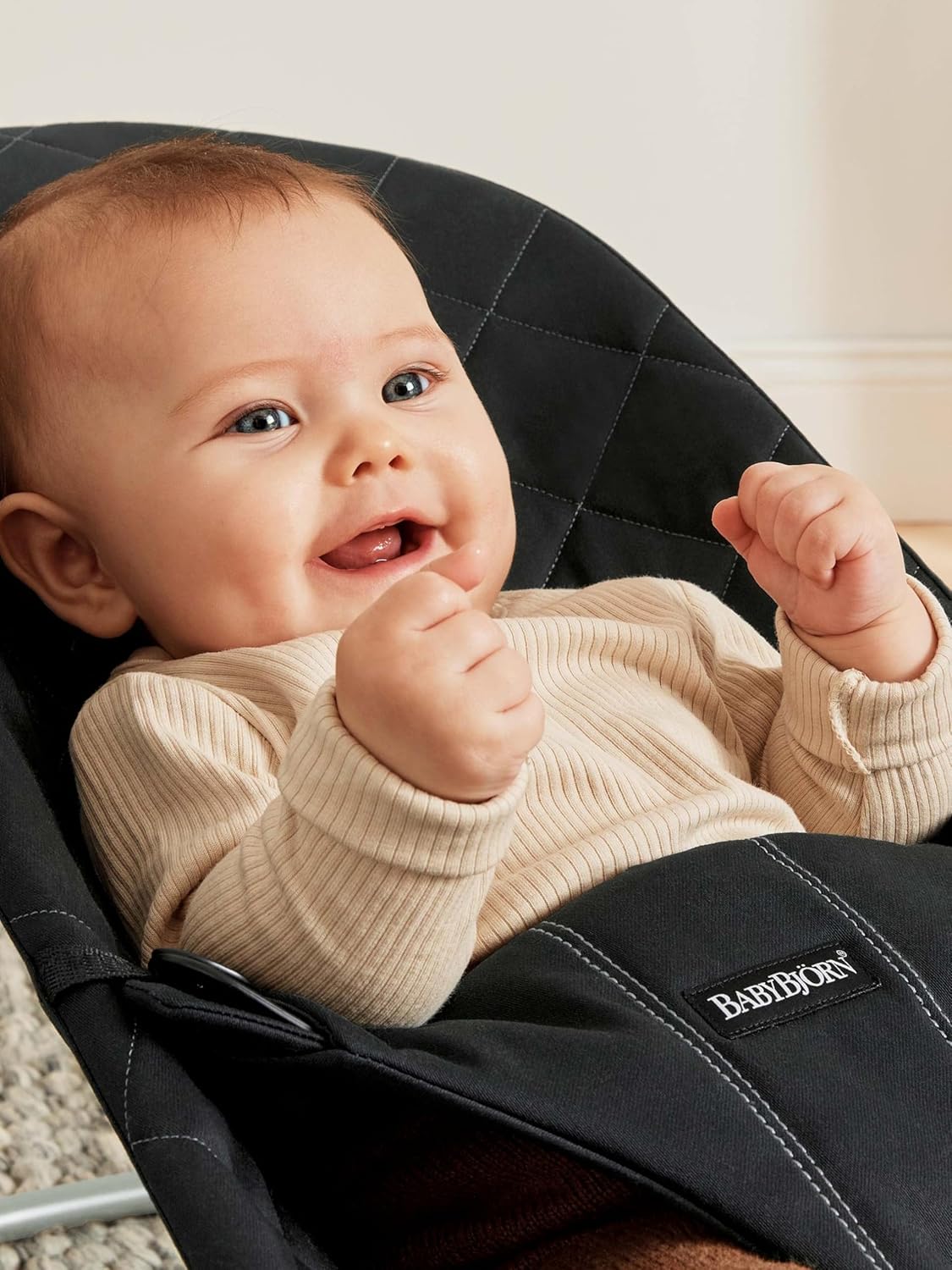 BabyBjörn Babywippe Bliss, Gewebt, Blütenblatt-Steppung, Sandgrau