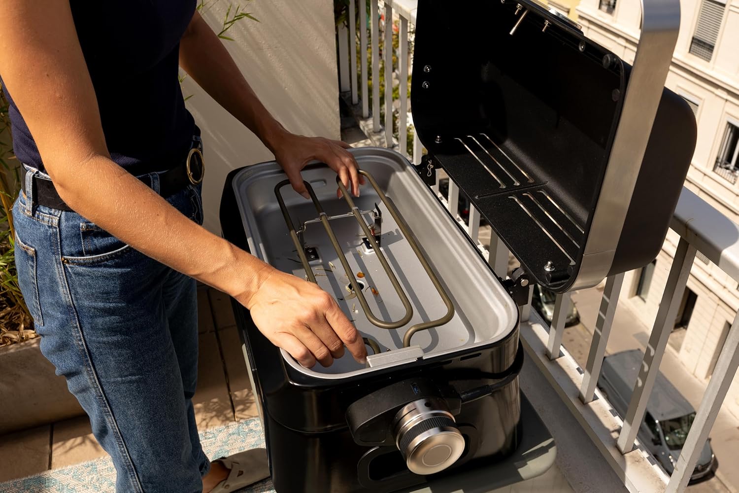 Campingaz Grill Attitude2go, Gasgrill & Elektrogrill, Tischgrill, tragbarer Balkon-, Camping-Grill, mit Deckel, Thermometer und Gusseisen-Grillrost, Betrieb mit Gas oder Elektro