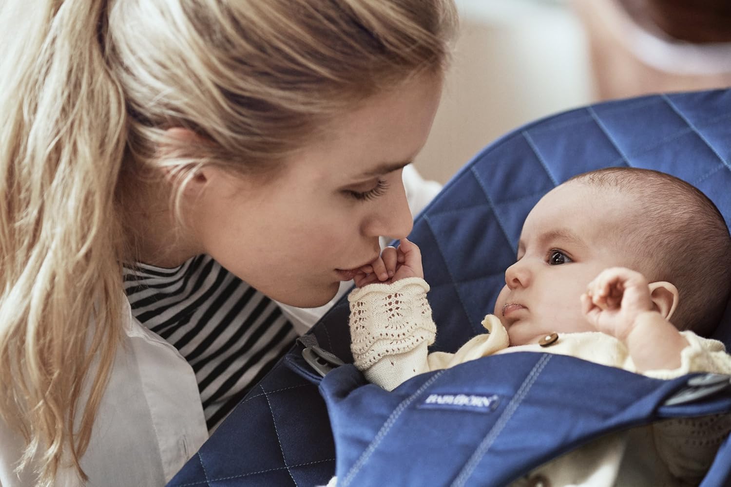 BabyBjörn Babywippe Bliss, Gewebt, Blütenblatt-Steppung, Sandgrau