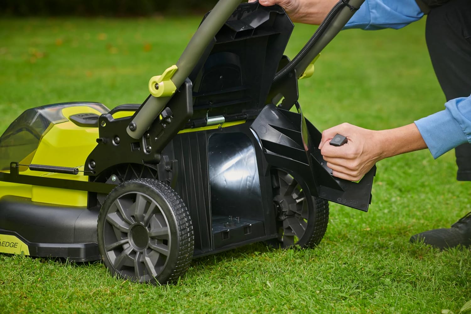 RYOBI 18 V ONE+ Akku-Rasenmäher RLM18X33B40 (Schnittbreite 33 cm, 5-fache Höhenverstellung 25-65 mm, zusammenklappbares Griffgestänge, inkl. Mulchkeil, 35l Grasfangsack, 4,0Ah Akku & Ladegerät)