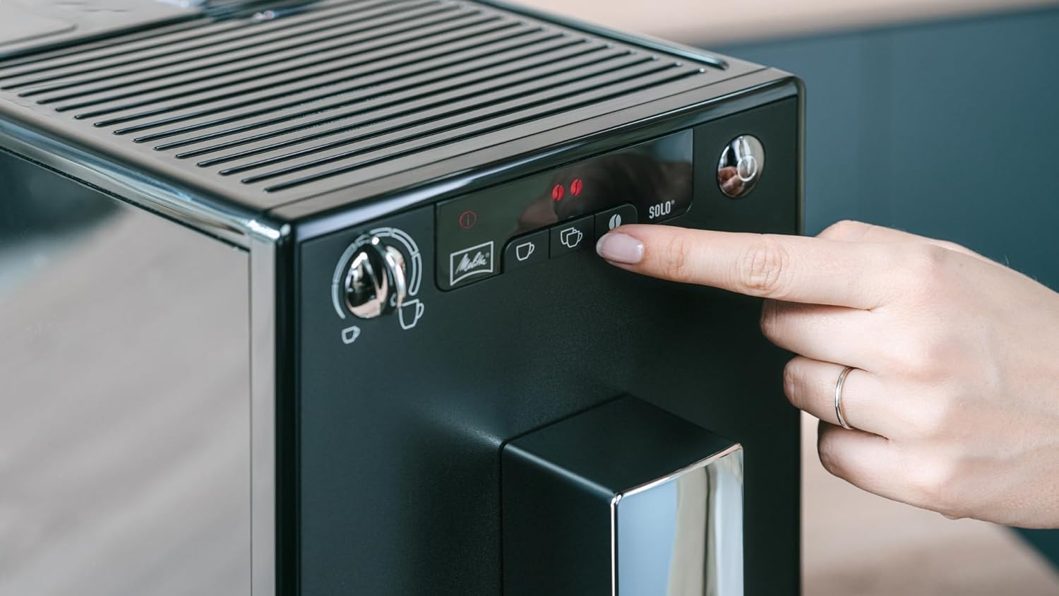 Melitta Solo - Kaffeevollautomat mit höhenverstellbarem Auslauf, kleine Kaffeemaschine mit abnehmbarem Wassertank, für z. B. Espresso oder Café Crème, silber