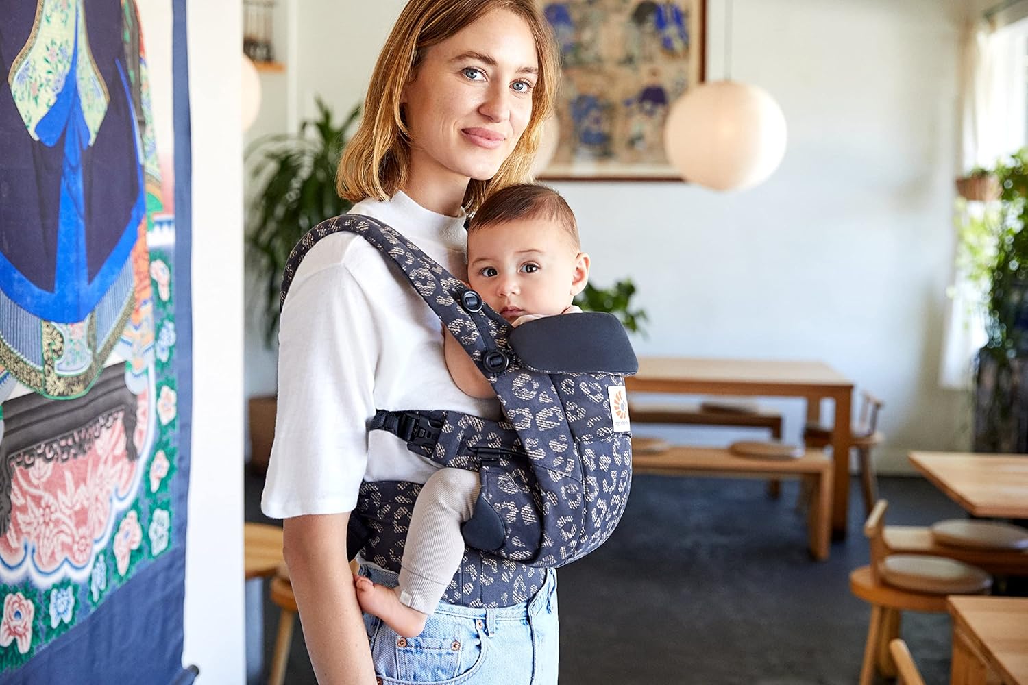 Ergobaby Omni Breeze Babytrage für Neugeborene ab Geburt bis 20kg, 4 Positionen SoftFlex Mesh Ergonomische Babybauchtrage Rückentrage Baby-Tragetasche, Natural Beige