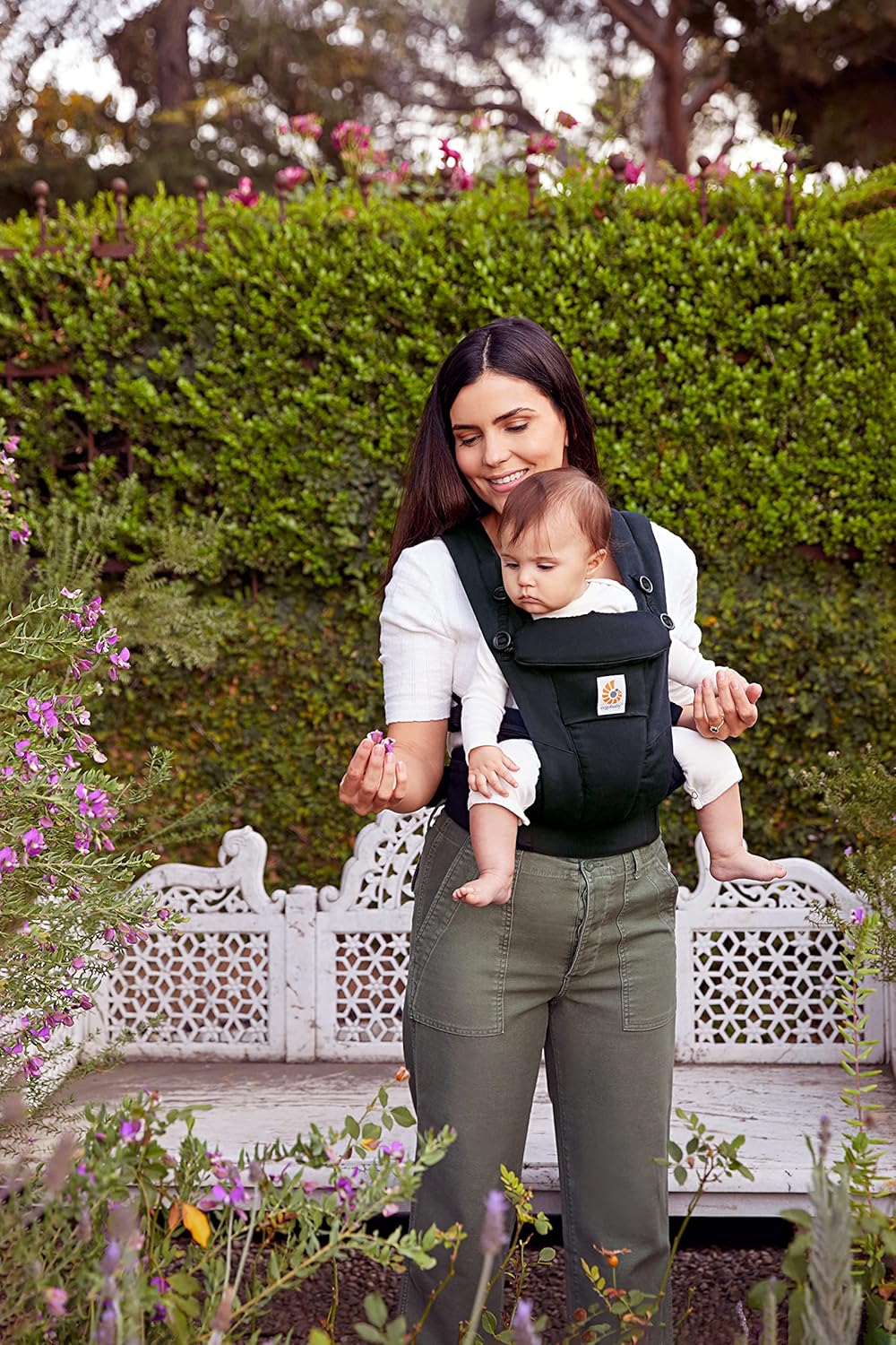 Ergobaby Omni Breeze Babytrage für Neugeborene ab Geburt bis 20kg, 4 Positionen SoftFlex Mesh Ergonomische Babybauchtrage Rückentrage Baby-Tragetasche, Natural Beige