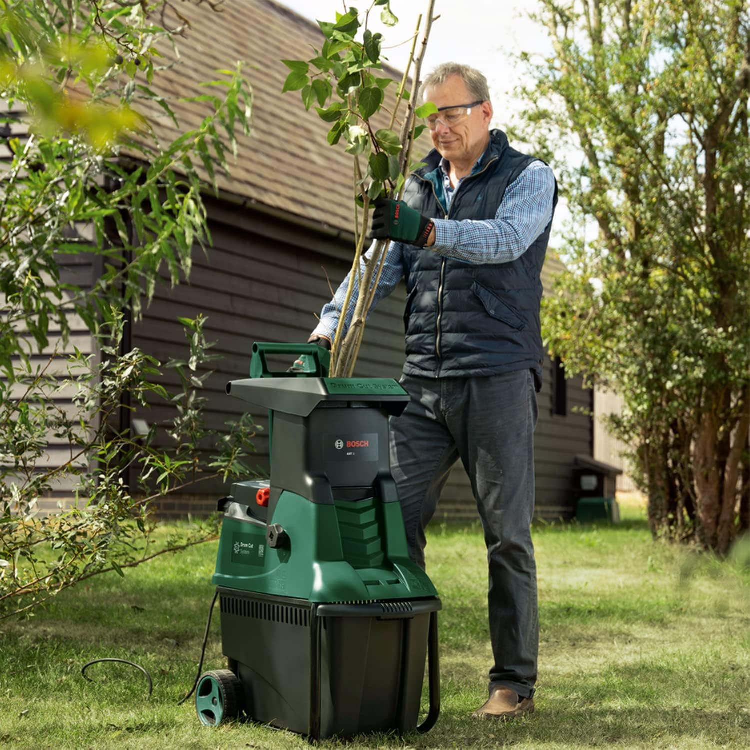 Bosch Turbinenhäcksler AXT 25 TC (2.500 W; geeignet für Holz und harte Gartenabfälle; inklusive Gartenhandschuhe; integrierte Fangbox 53 l; in Karton) – Edition