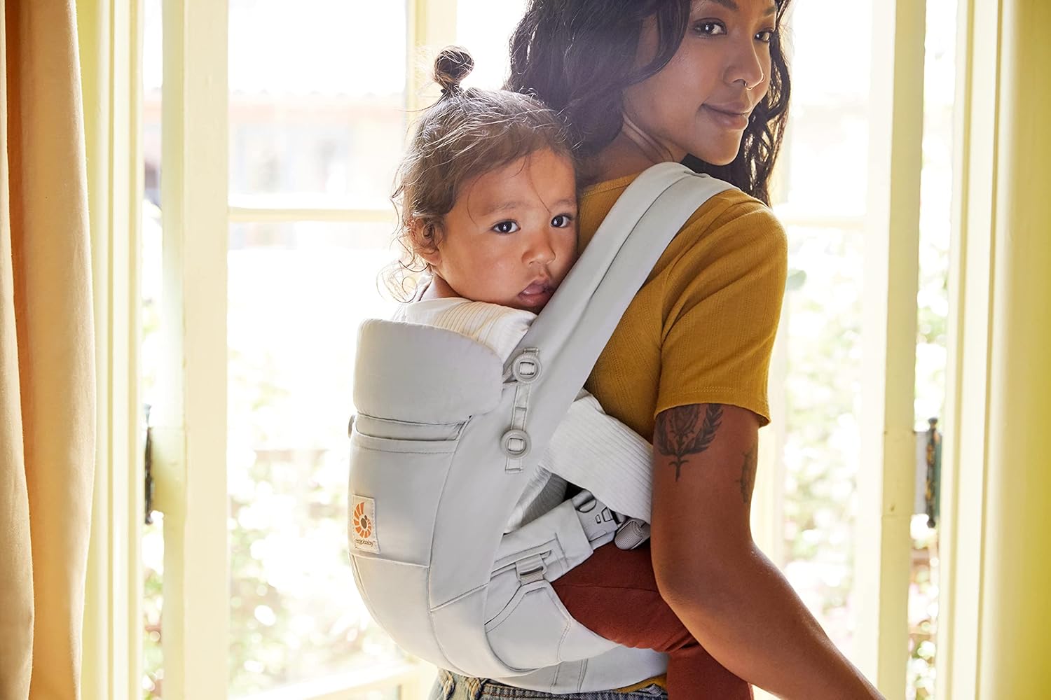 Ergobaby Omni Breeze Babytrage für Neugeborene ab Geburt bis 20kg, 4 Positionen SoftFlex Mesh Ergonomische Babybauchtrage Rückentrage Baby-Tragetasche, Natural Beige