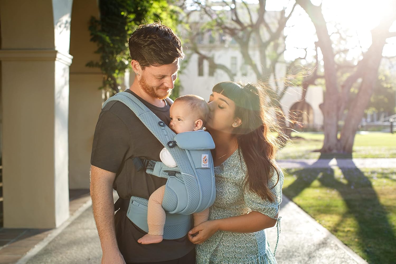 Ergobaby Omni Breeze Babytrage für Neugeborene ab Geburt bis 20kg, 4 Positionen SoftFlex Mesh Ergonomische Babybauchtrage Rückentrage Baby-Tragetasche, Natural Beige