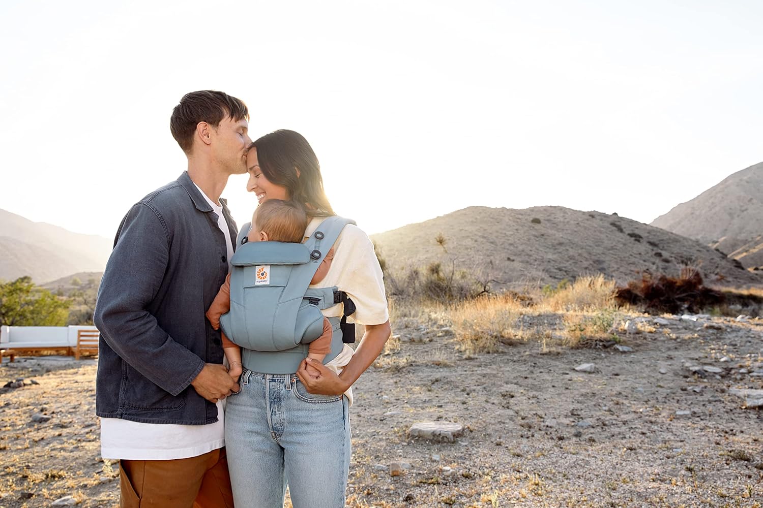 Ergobaby Omni Breeze Babytrage für Neugeborene ab Geburt bis 20kg, 4 Positionen SoftFlex Mesh Ergonomische Babybauchtrage Rückentrage Baby-Tragetasche, Natural Beige