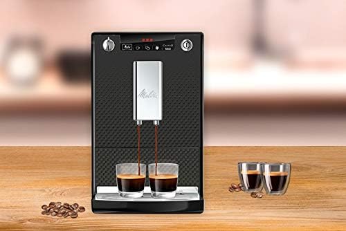 Melitta Solo - Kaffeevollautomat mit höhenverstellbarem Auslauf, kleine Kaffeemaschine mit abnehmbarem Wassertank, für z. B. Espresso oder Café Crème, silber
