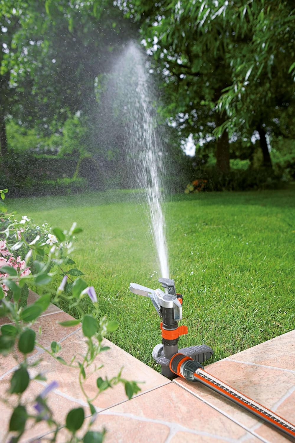 Gardena Comfort Vielflchenregner AquaContour Automatic: Flchenbewsserung für die individuelle Bewsserung nahezu jeder Gartenkontur, einfache Programmierung, Reichweite 2,5-10,5 m (8133-20)