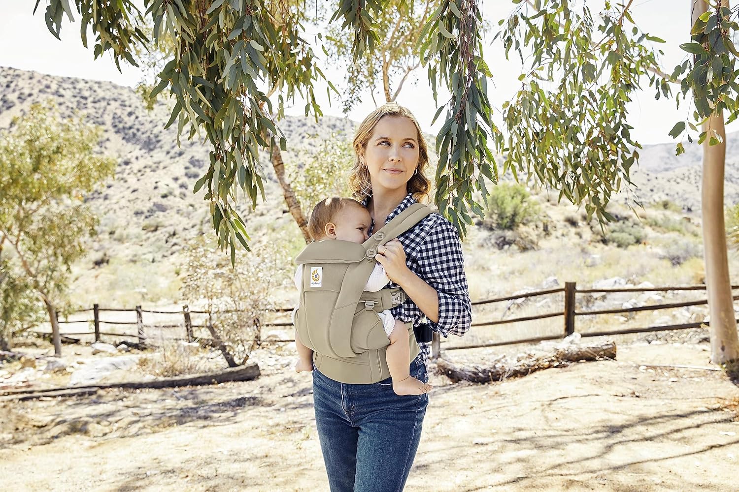 Ergobaby Omni Breeze Babytrage für Neugeborene ab Geburt bis 20kg, 4 Positionen SoftFlex Mesh Ergonomische Babybauchtrage Rückentrage Baby-Tragetasche, Natural Beige