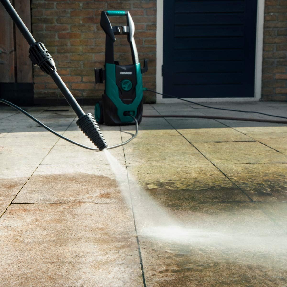 VONROC Profi Hochdruckreiniger 195bar - Fassadenreiniger für schwere Reinigungsarbeiten [2500W] - Hoher Durchfluss [468 l/h] Reinigungstank, Aluminium Pumpe - inkl. Terassenreiniger