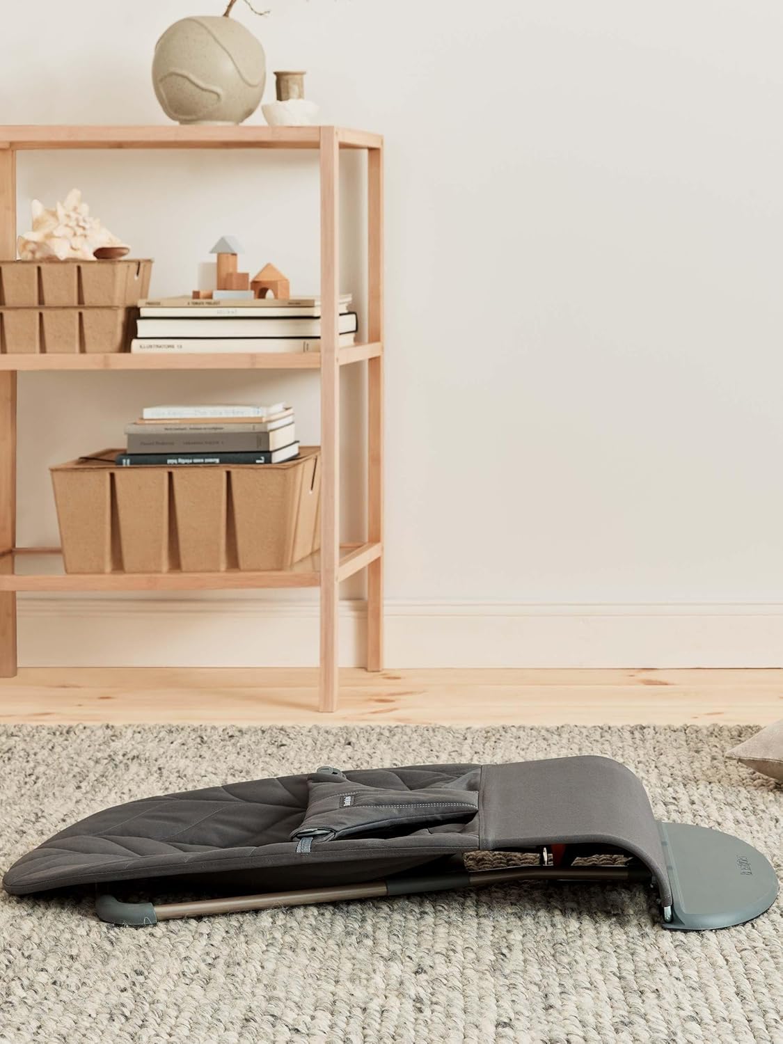 BabyBjörn Babywippe Bliss, Gewebt, Blütenblatt-Steppung, Sandgrau