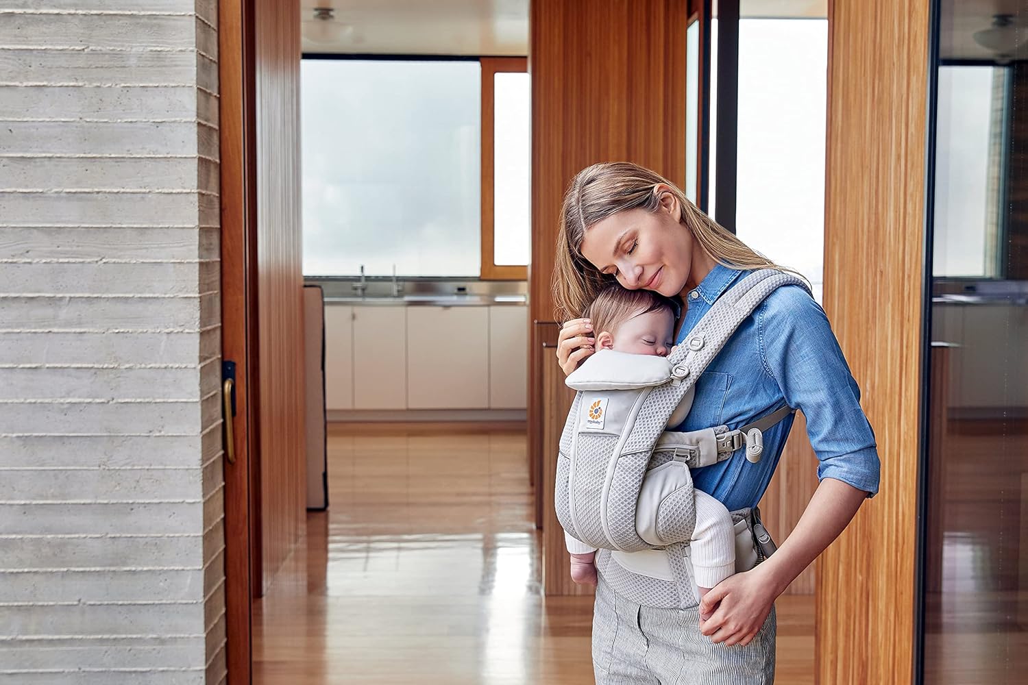 Ergobaby Omni Breeze Babytrage für Neugeborene ab Geburt bis 20kg, 4 Positionen SoftFlex Mesh Ergonomische Babybauchtrage Rückentrage Baby-Tragetasche, Natural Beige