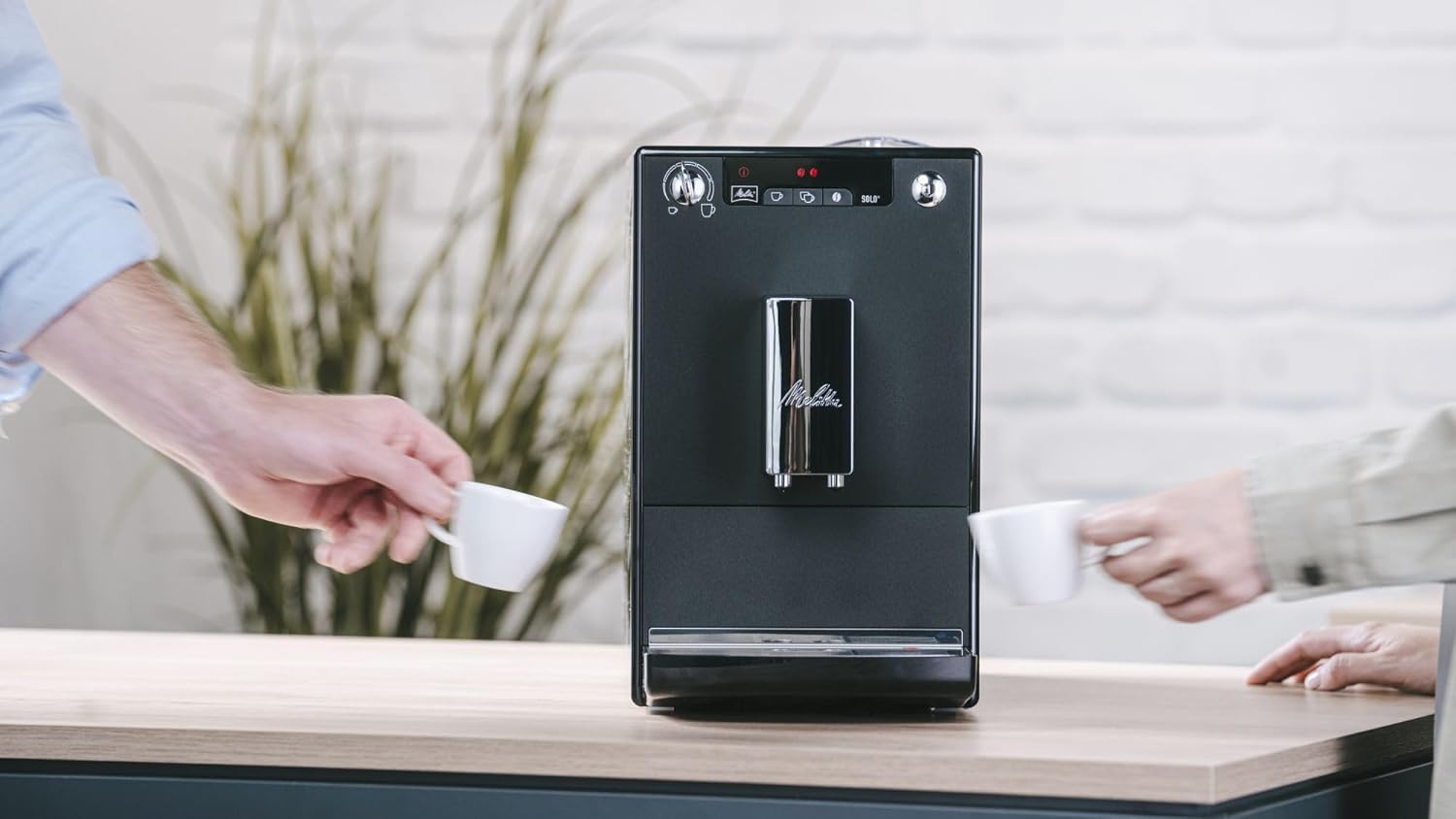 Melitta Solo - Kaffeevollautomat mit höhenverstellbarem Auslauf, kleine Kaffeemaschine mit abnehmbarem Wassertank, für z. B. Espresso oder Café Crème, silber