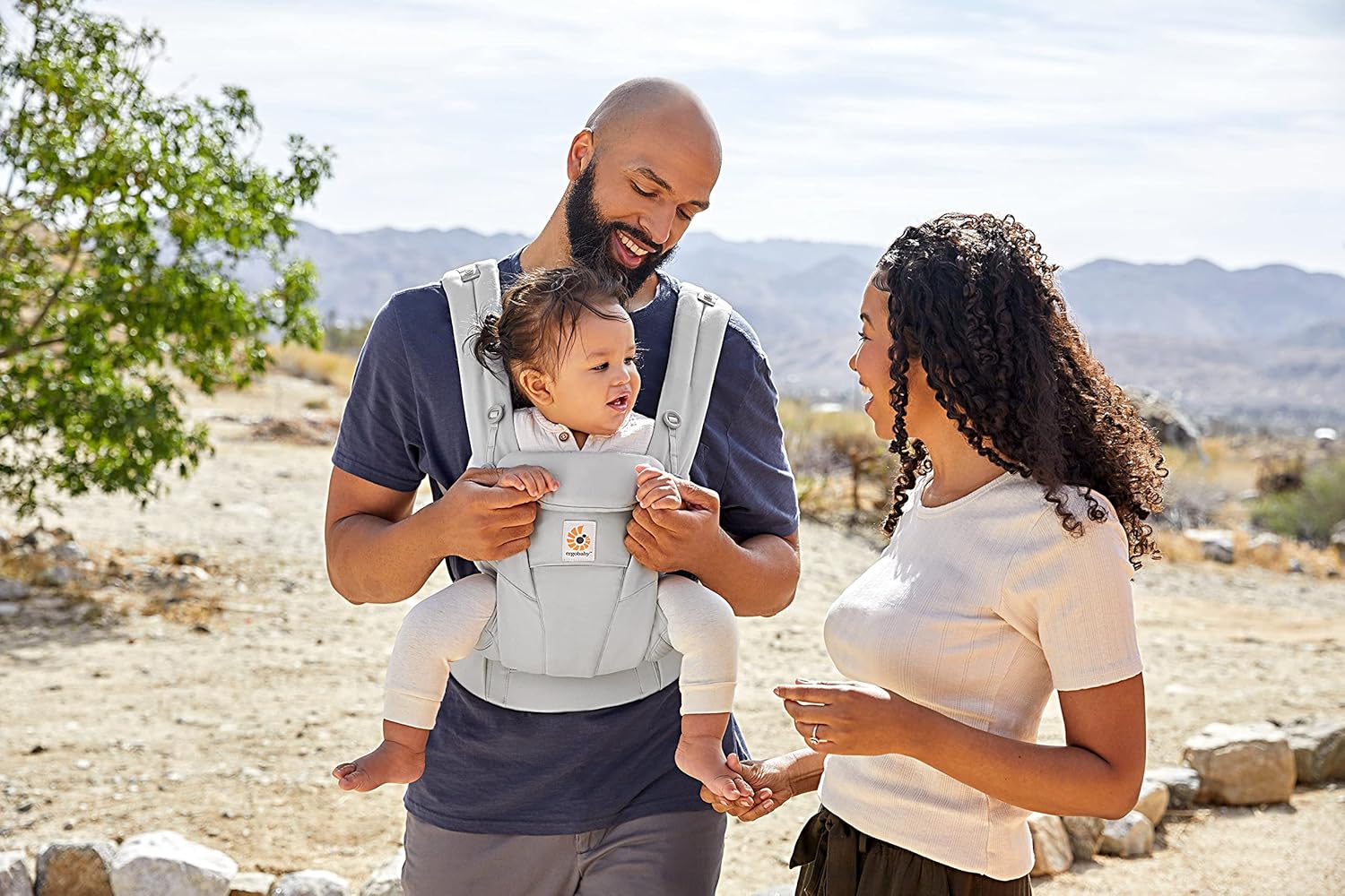 Ergobaby Omni Breeze Babytrage für Neugeborene ab Geburt bis 20kg, 4 Positionen SoftFlex Mesh Ergonomische Babybauchtrage Rückentrage Baby-Tragetasche, Natural Beige