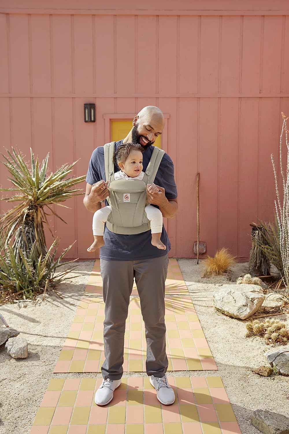 Ergobaby Omni Breeze Babytrage für Neugeborene ab Geburt bis 20kg, 4 Positionen SoftFlex Mesh Ergonomische Babybauchtrage Rückentrage Baby-Tragetasche, Natural Beige