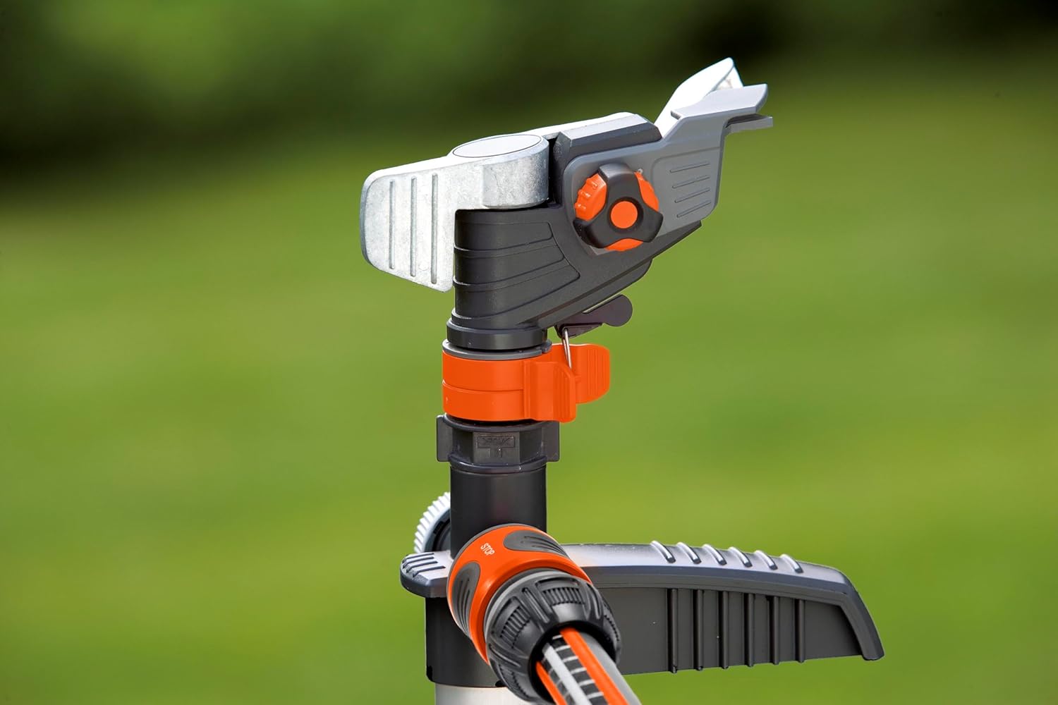 Gardena Comfort Vielflchenregner AquaContour Automatic: Flchenbewsserung für die individuelle Bewsserung nahezu jeder Gartenkontur, einfache Programmierung, Reichweite 2,5-10,5 m (8133-20)