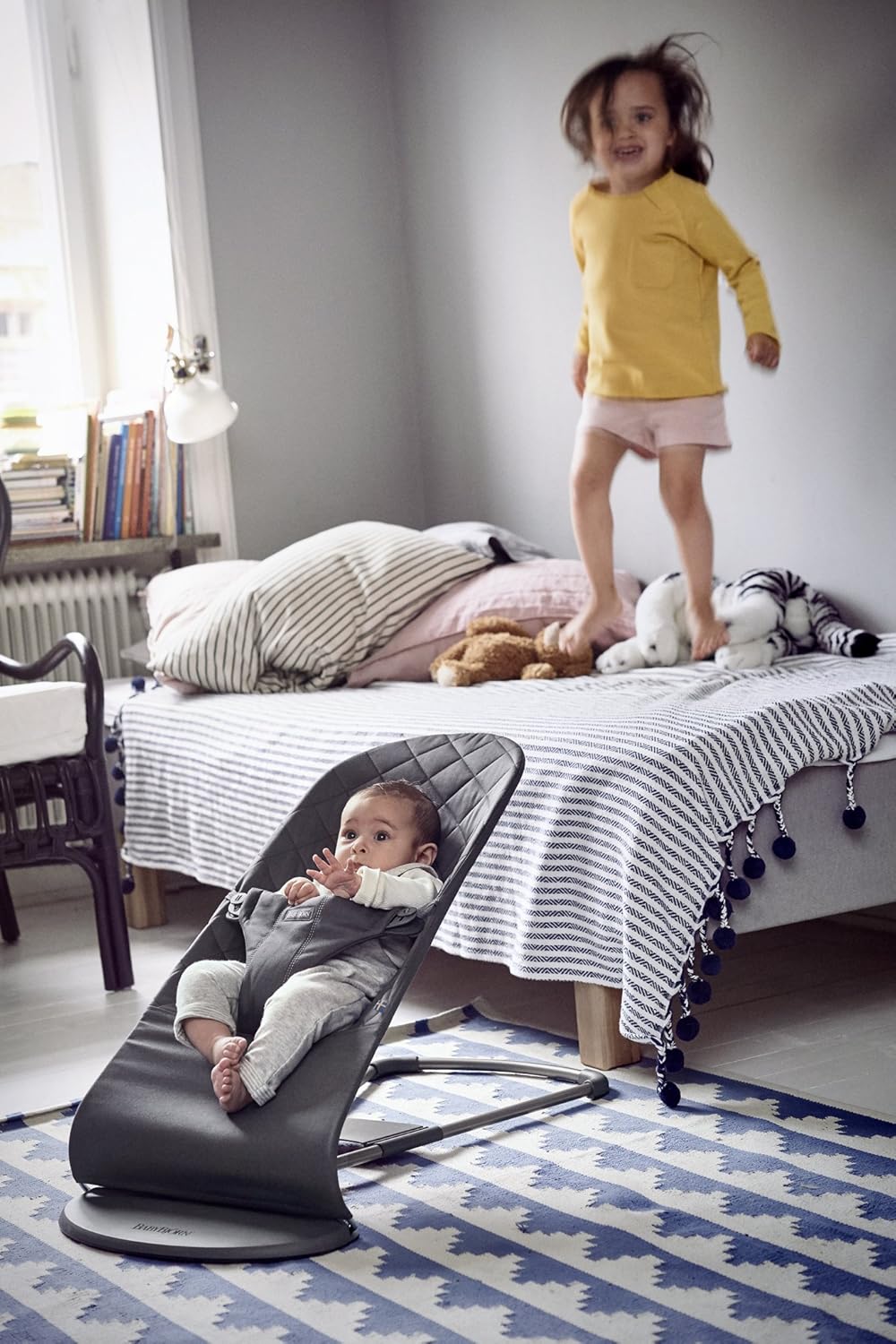 BabyBjörn Babywippe Bliss, Gewebt, Blütenblatt-Steppung, Sandgrau