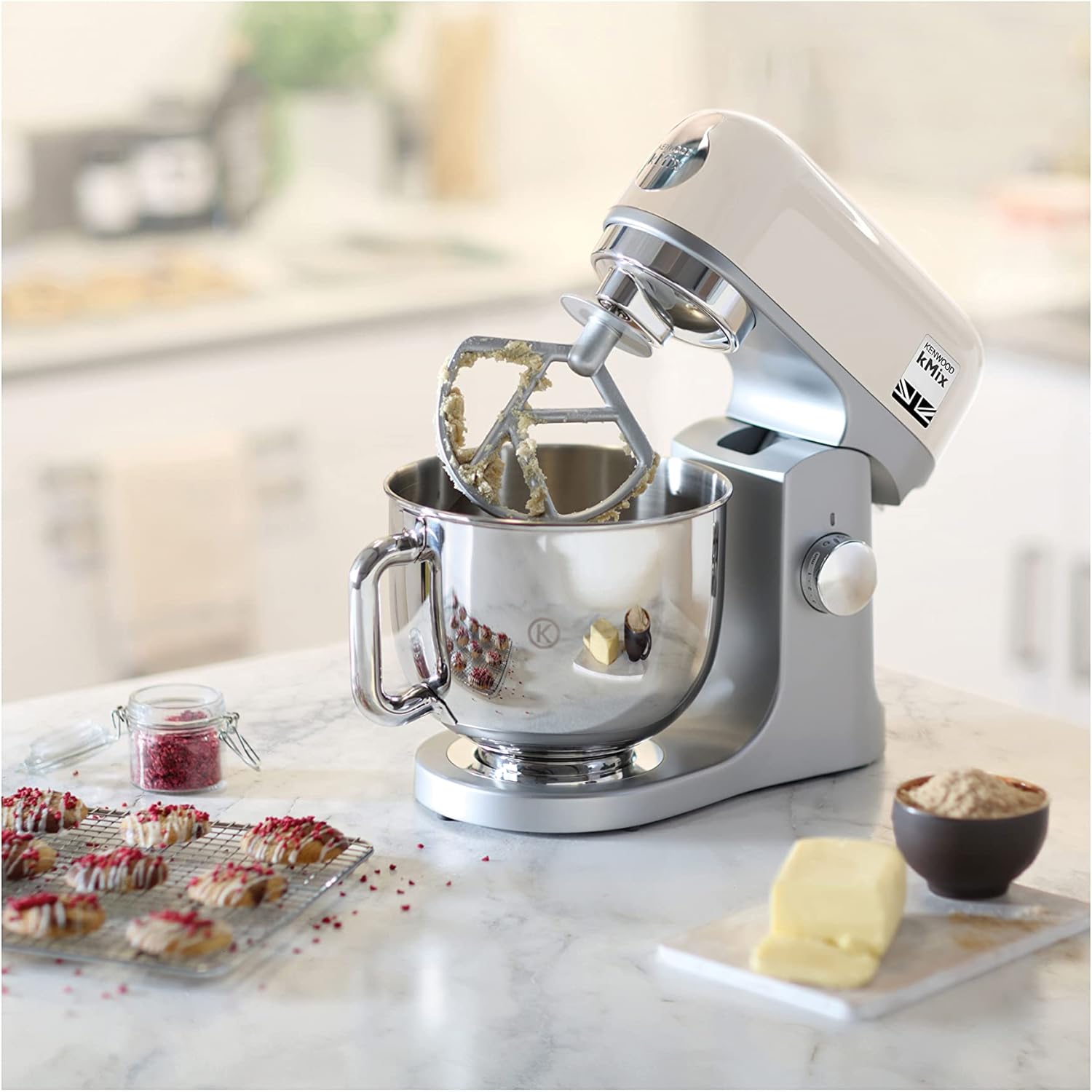 Kenwood kMix KMX750RD Küchenmaschine, 5 l Edelstahl Schüssel, Safe-Use-Sicherheitssystem, Metallgehuse, 1000 Watt, inkl. 3-Teiligem Patisserie-Set und Spritzschutz, Rot