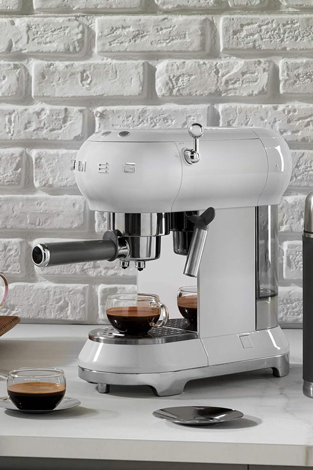 Smeg, ECF01WHEU Manual Espresso -Maschine, Cappuccino -System, Thermoblock, große Tassengehäuse und Doppelkaffeefunktion, 1 l Wassertank, kompakte Abmessungen, 1350W, Weiß