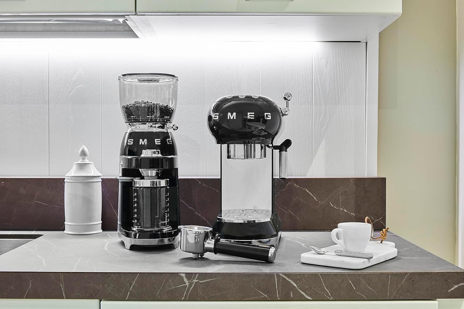 Smeg, ECF01WHEU Manual Espresso -Maschine, Cappuccino -System, Thermoblock, große Tassengehäuse und Doppelkaffeefunktion, 1 l Wassertank, kompakte Abmessungen, 1350W, Weiß