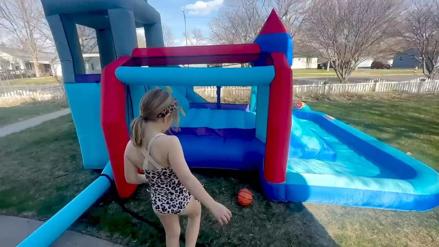 Aufblasbare Wasserrutschen für Kinder, 8-in-1-Hüpfburg-Wasserpark mit 450-W-Gebläse, Kletterwand, Planschbecken, 2 Wasserkanonen, Basketballkorb, Wasserrutsche, Krokodilsprinkler als Geschenk für eine Gartenparty
