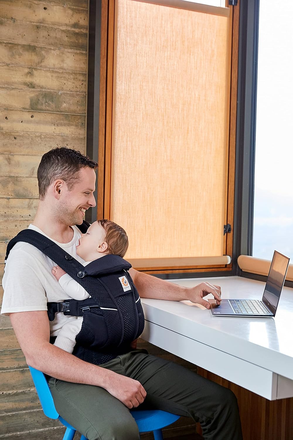 Ergobaby Omni Breeze Babytrage für Neugeborene ab Geburt bis 20kg, 4 Positionen SoftFlex Mesh Ergonomische Babybauchtrage Rückentrage Baby-Tragetasche, Natural Beige