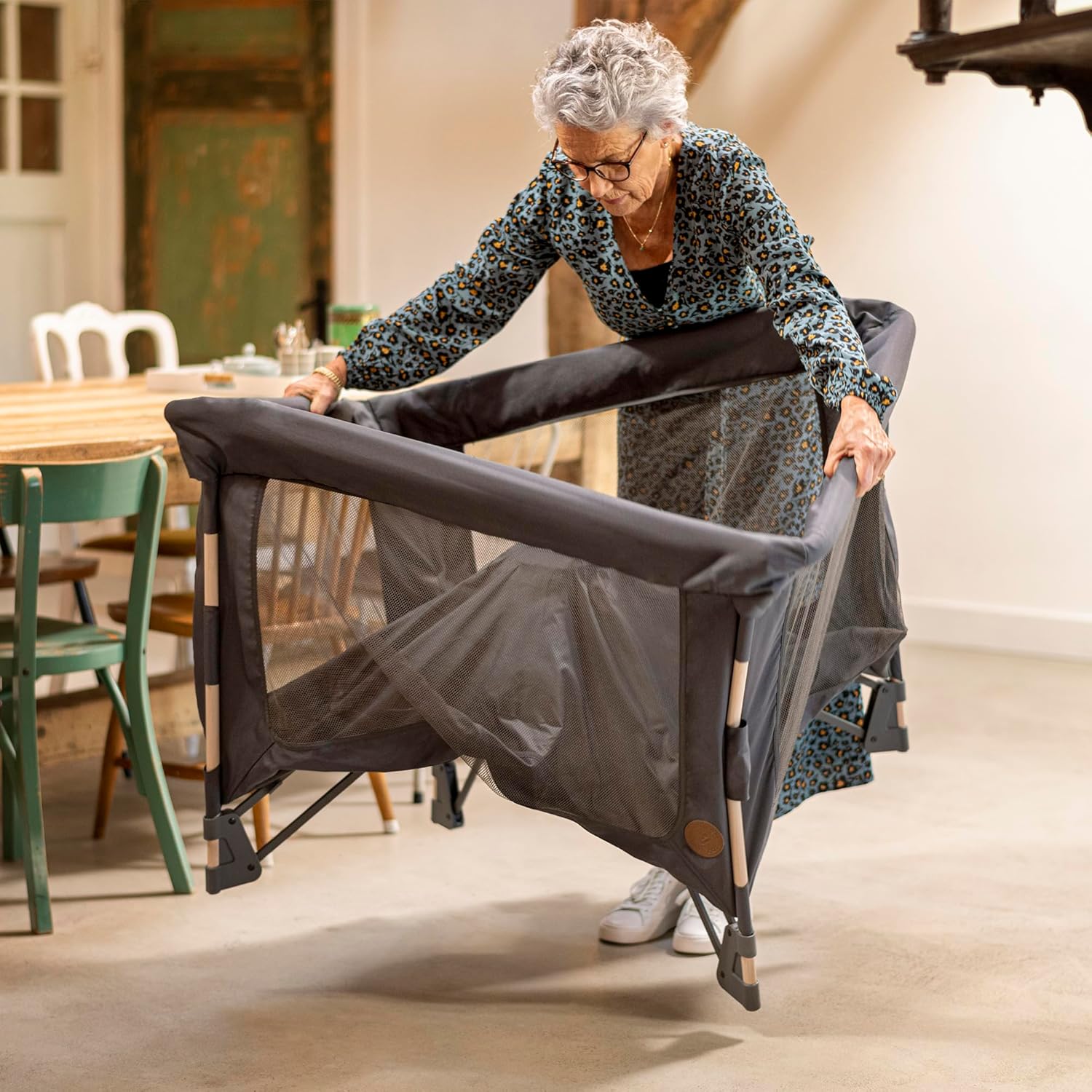 Maxi-Cosi Swift 3-in-1 Reisebett Baby, Babywiege, 0–3,5 Jahre, bis zu 15 kg, Reisebett höhenverstellbar, 2-in-1-Matratze, ultraleicht, in 1 Sekunde klappbar, Reisetasche, Eco Care, Beyond Grey