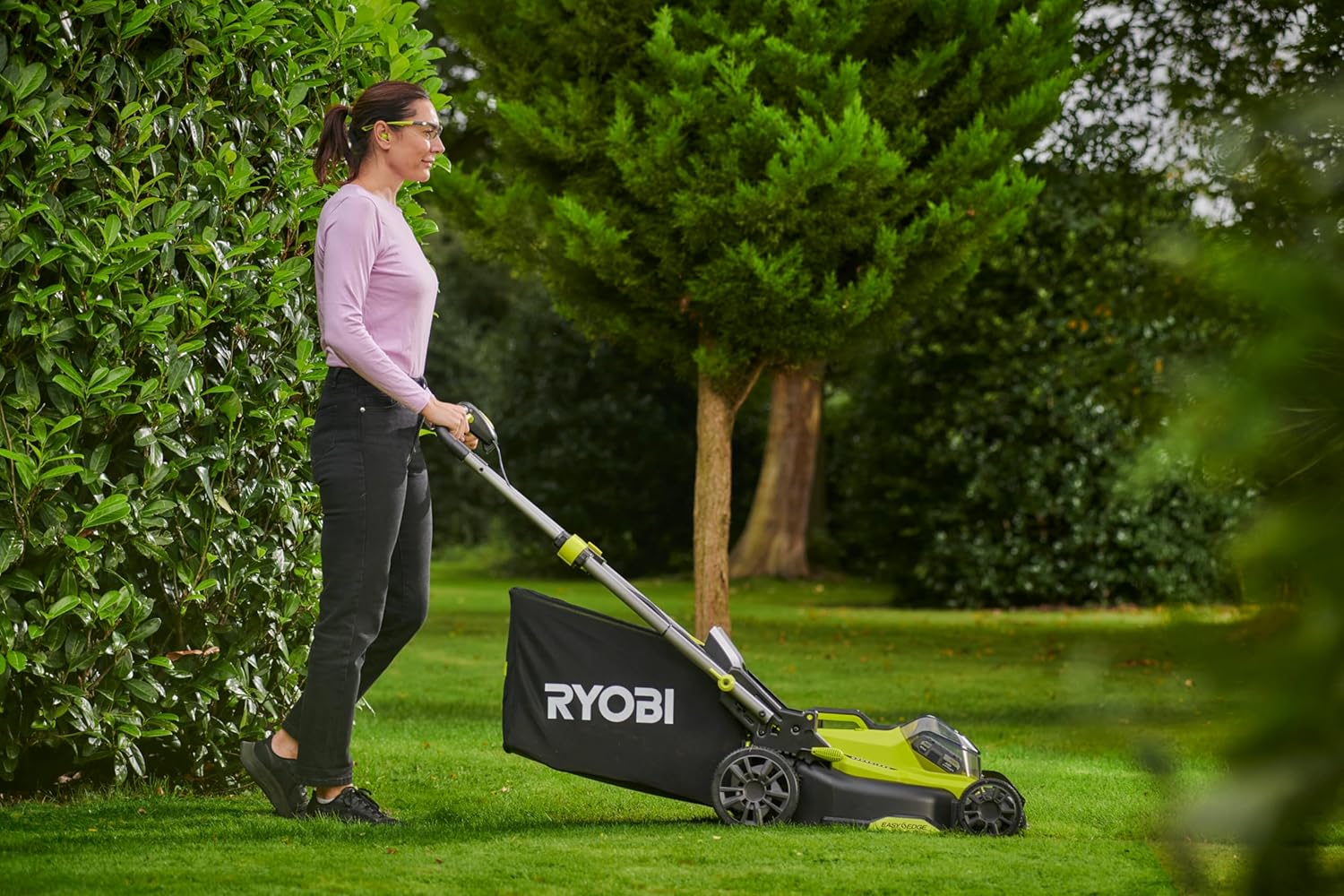 RYOBI 18 V ONE+ Akku-Rasenmäher RLM18X33B40 (Schnittbreite 33 cm, 5-fache Höhenverstellung 25-65 mm, zusammenklappbares Griffgestänge, inkl. Mulchkeil, 35l Grasfangsack, 4,0Ah Akku & Ladegerät)
