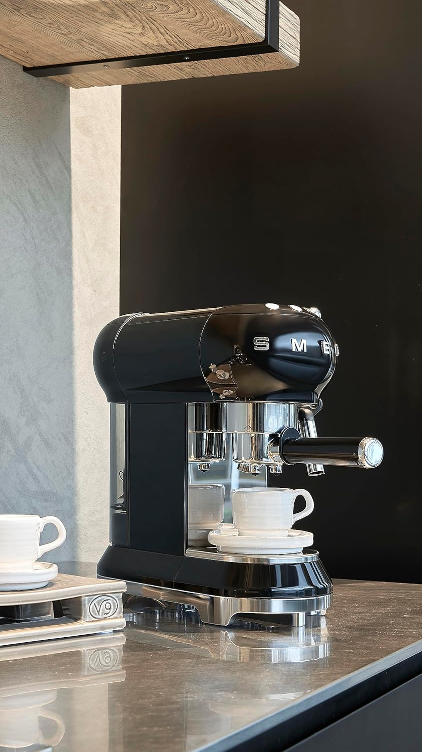 Smeg, ECF01WHEU Manual Espresso -Maschine, Cappuccino -System, Thermoblock, große Tassengehäuse und Doppelkaffeefunktion, 1 l Wassertank, kompakte Abmessungen, 1350W, Weiß