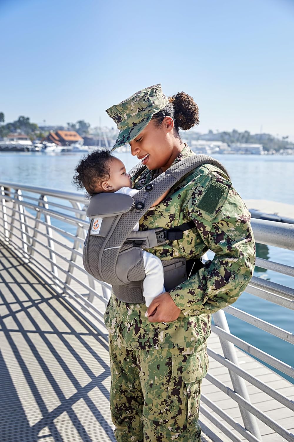 Ergobaby Omni Breeze Babytrage für Neugeborene ab Geburt bis 20kg, 4 Positionen SoftFlex Mesh Ergonomische Babybauchtrage Rückentrage Baby-Tragetasche, Natural Beige