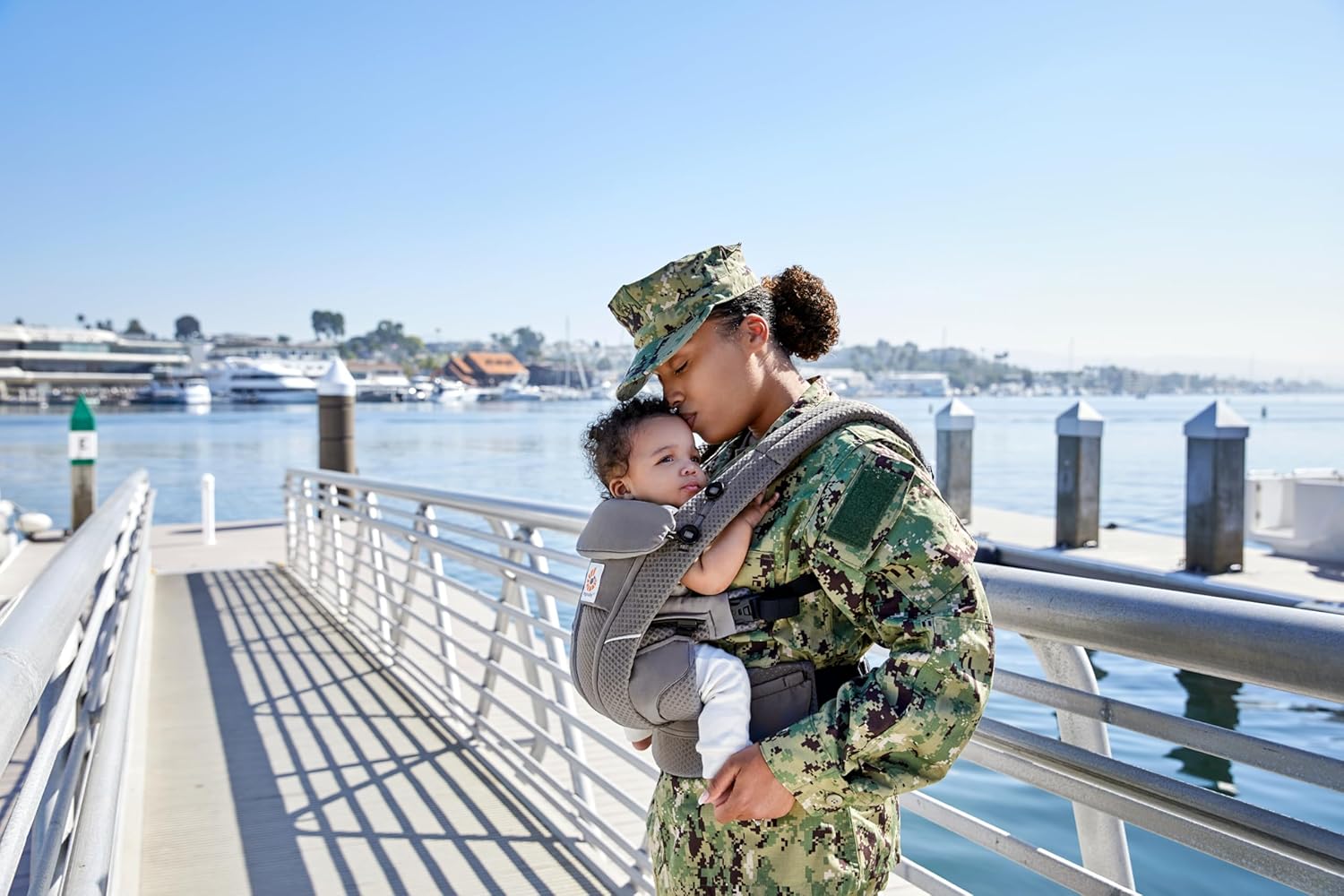 Ergobaby Omni Breeze Babytrage für Neugeborene ab Geburt bis 20kg, 4 Positionen SoftFlex Mesh Ergonomische Babybauchtrage Rückentrage Baby-Tragetasche, Natural Beige