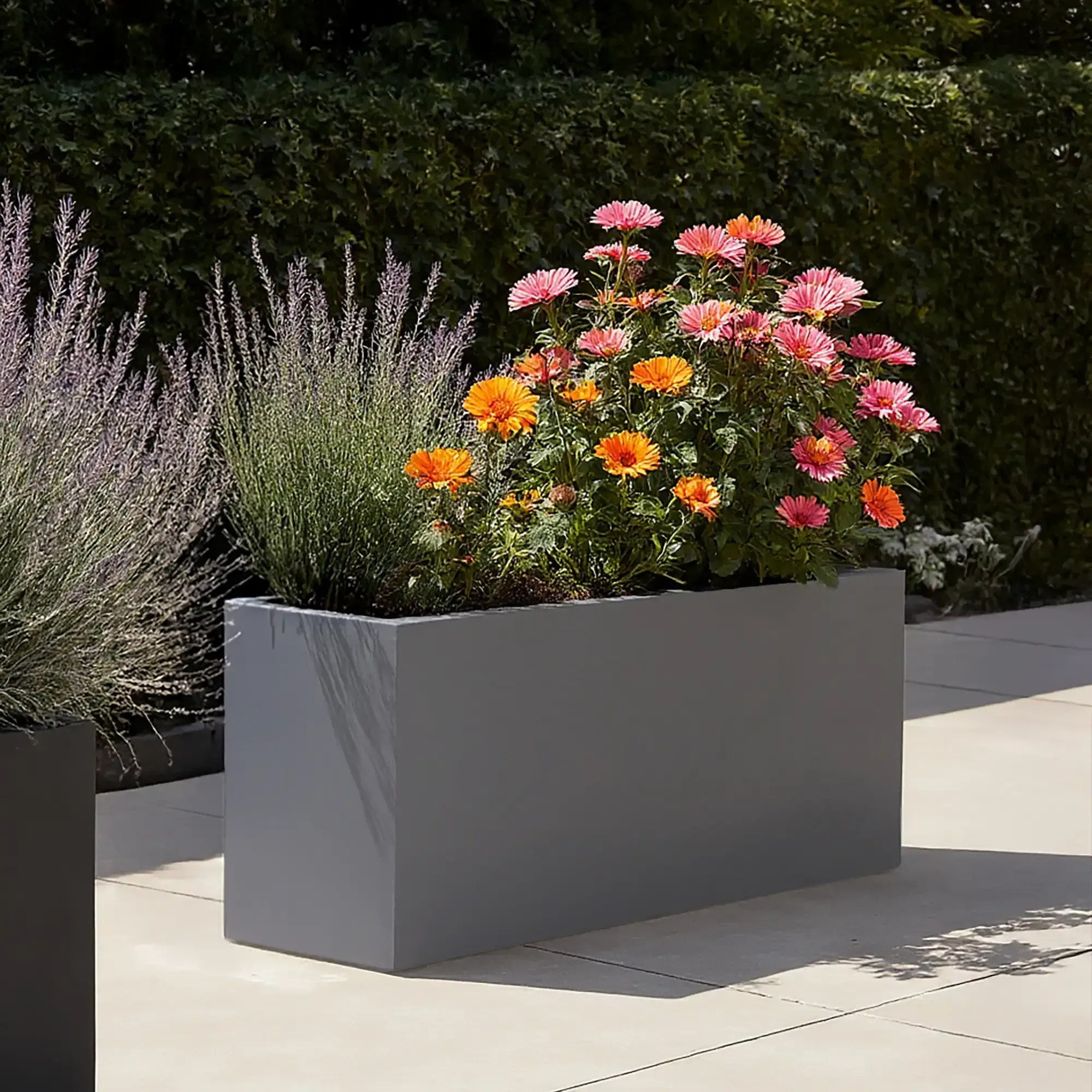 IDEALIST Lite Moderner Pflanztrog für den Garten, Grau, heller Beton, großer Blumentopf für den Außenbereich, H30 L65 B19 cm, 37 l