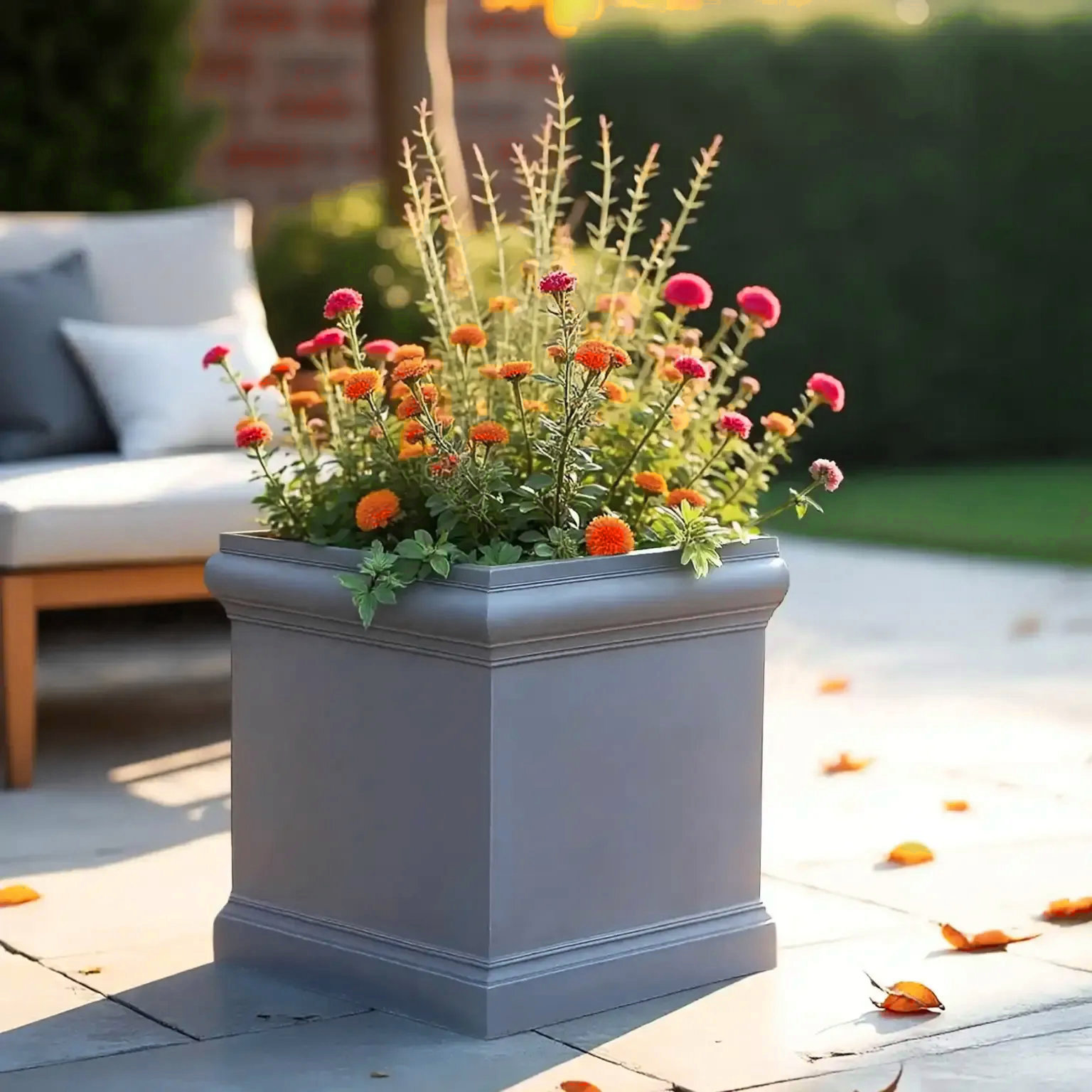 IDEALIST Lite Blumenkasten im viktorianischen Stil, quadratisch, für den Garten, Pflanzgefäß aus hellem Stein, für den Außenbereich, B 35 H 35 L 35 cm, 42,9 l
