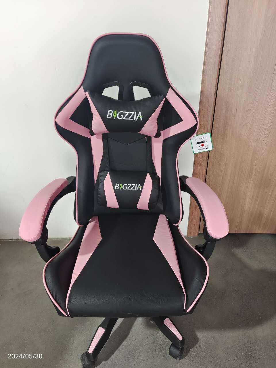 2025 Bigzzia Gaming-Stuhl, Bürostuhl, Liegestuhl, hohe Rückenlehne, Leder, verstellbar, drehbar, rollbar, ergonomisch, Videospiel-Stühle, Rennstuhl, Computer-Schreibtischstuhl mit Kopfstütze und Lendenwirbelstütze (Schwarz/Rot)